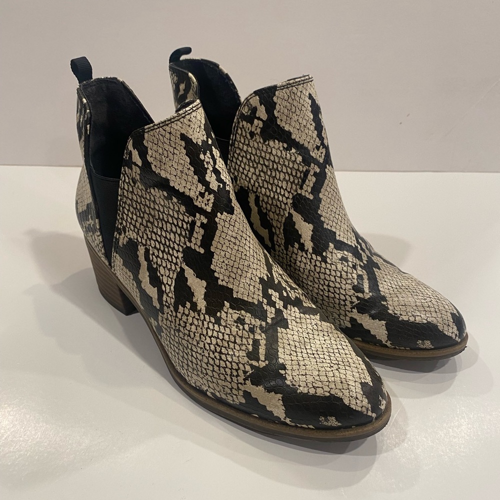Stylish Snakeskin Pattern Ankle Booties